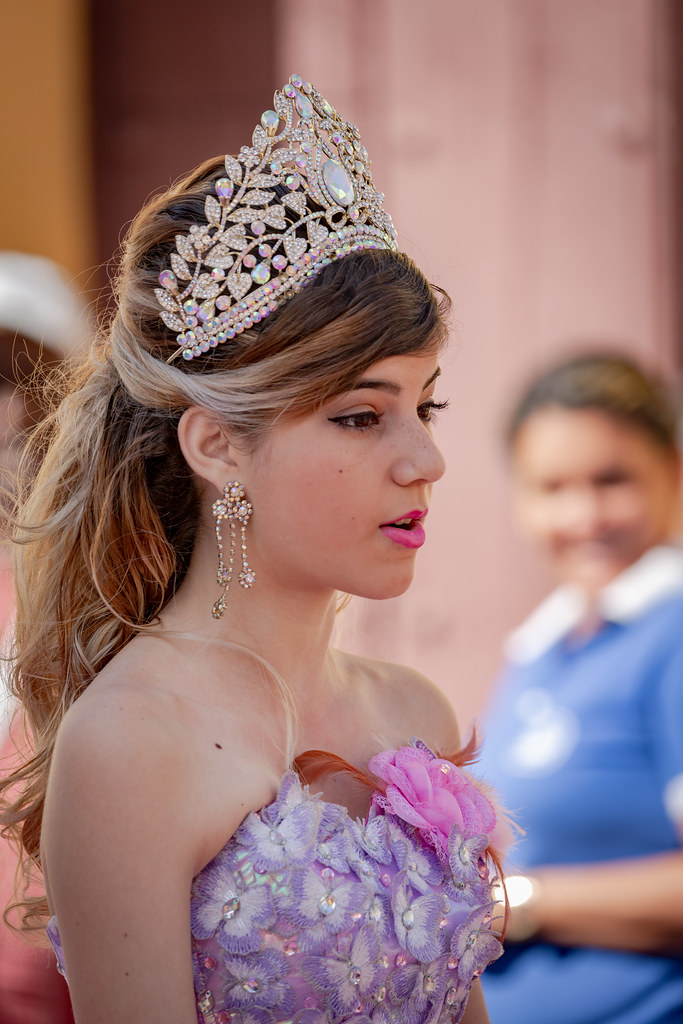 Quinceañera con salón decorado en tonos dorados